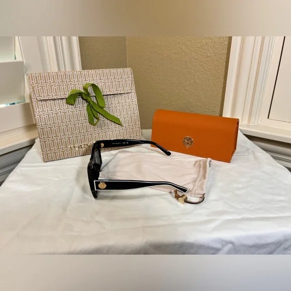 Tory Burch Black and White Sunglasses - Picture 4 of 6